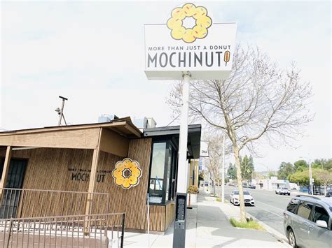 They have the second best mochi donuts lol I was in downtown LA cruising with some friends on bikes and I stopped to grab some Thai tea. . Mochinut la crescenta